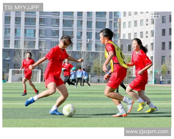 女生足球校队的拼搏与梦想展现青春活力与团队精神